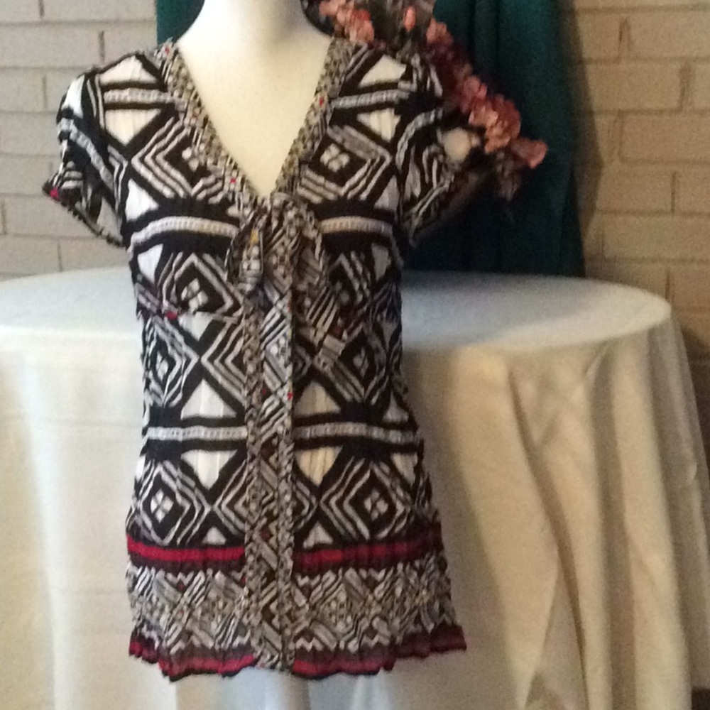 Sunny Leigh Blouse 100% polyester button closer